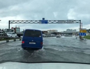 Жителям Сочи пришлось "плыть" в аэропорт по затопленной федеральной трассе