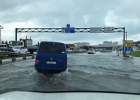 Жителям Сочи пришлось "плыть" в аэропорт по затопленной федеральной трассе