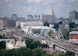 Спасатели подняли из воды мужчину, прыгнувшего с Крымского моста Спасатели подняли из воды мужчину, прыгнувшего с Крымского моста