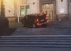 Полиция ищет водителя джипа Hummer, въехавшего на ступени главного здания МГУ Полиция ищет водителя джипа Hummer, въехавшего на ступени главного здания МГУ