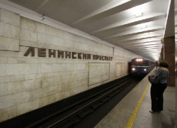 Пассажирке метро сломали ноги в давке на станции "Ленинский проспект" Пассажирке метро сломали ноги в давке на станции "Ленинский проспект"