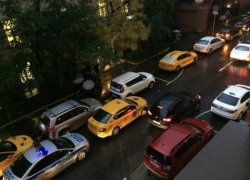 Протестующих в центре Москвы таксистов разогнала полиция Протестующих в центре Москвы таксистов разогнала полиция