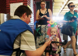 Бесплатную воду раздают в подземке в связи с духотой Бесплатную воду раздают в подземке в связи с духотой
