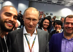 Мега-селфи Тимати с Путиным и Медведевым в Сочи Мега-селфи Тимати с Путиным и Медведевым в Сочи