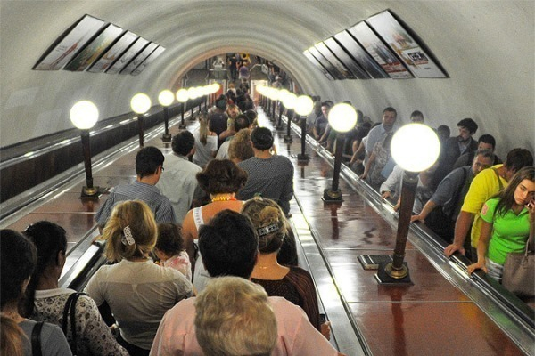 В московском метро пассажир упал на рельсы