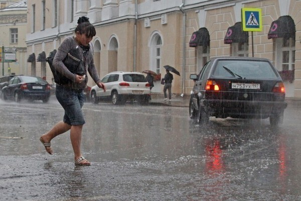 Из-за дождя и ветра в Москве объявлен желтый уровень опасности Из-за дождя и ветра в Москве объявлен желтый уровень опасности