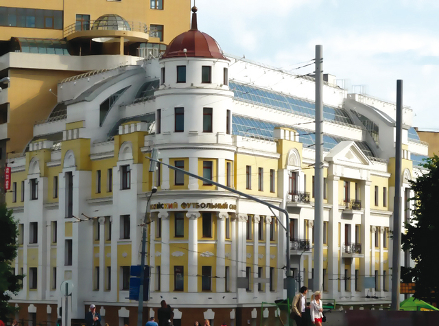 Здание РФС в Москве закидали презервативами